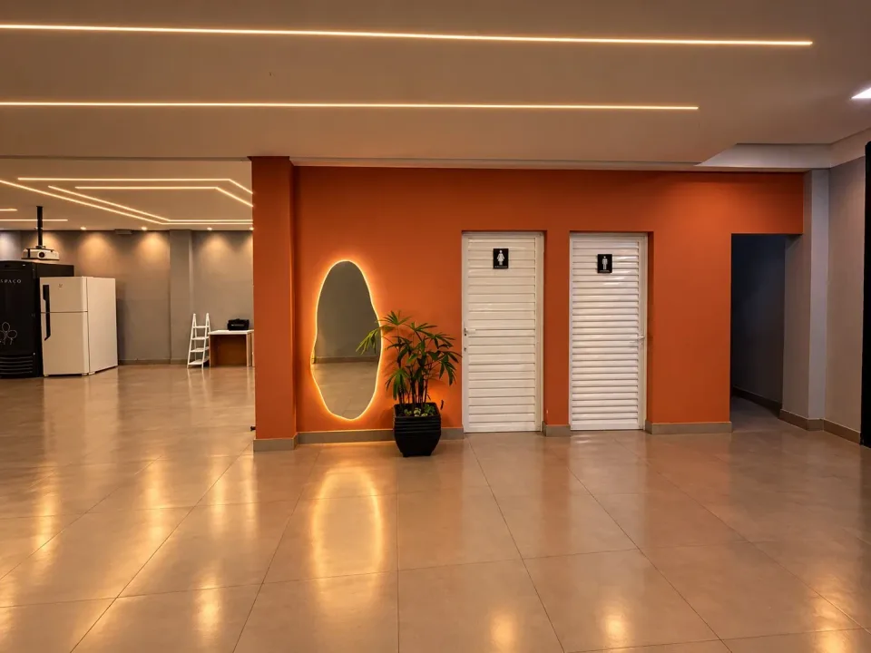 Salão do Lugami à noite com iluminação em LED e parede terracota