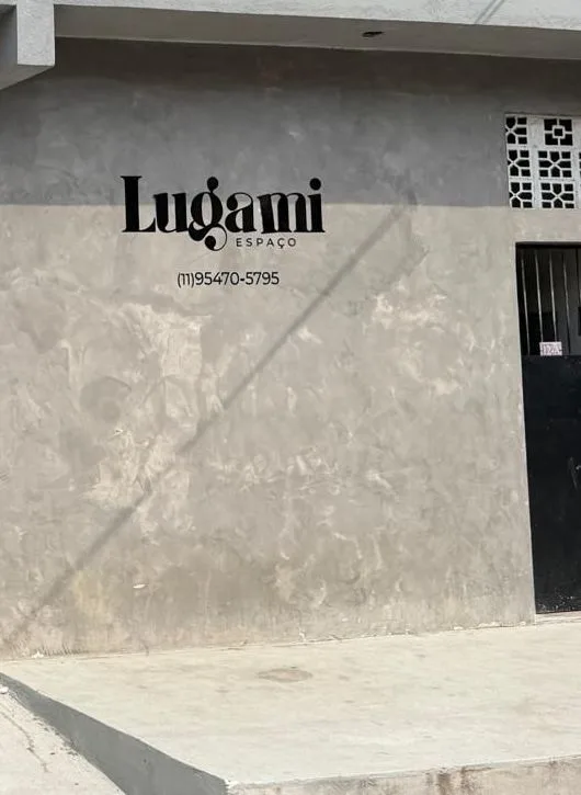 Fachada do Lugami com letreiro na parede