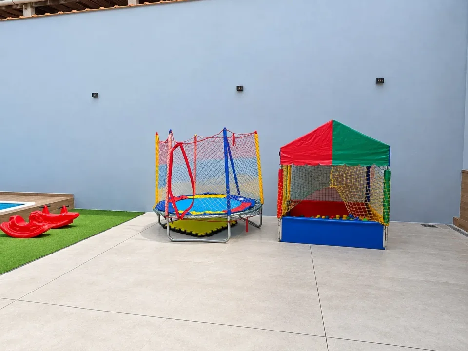 Espaço Kids do Lugami com cama elástica, piscina de bolinhas e gangorras