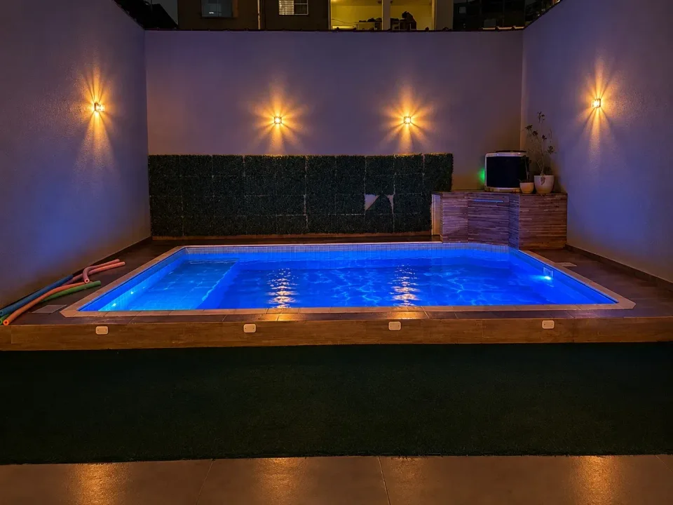 Piscina aquecida iluminada à noite